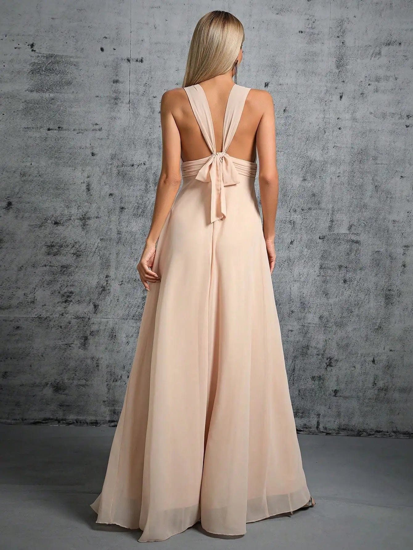 Robe demoiselle d'honneur beige crème, longue, dos nu, sans manches, pour mariage, élégante et fluide.