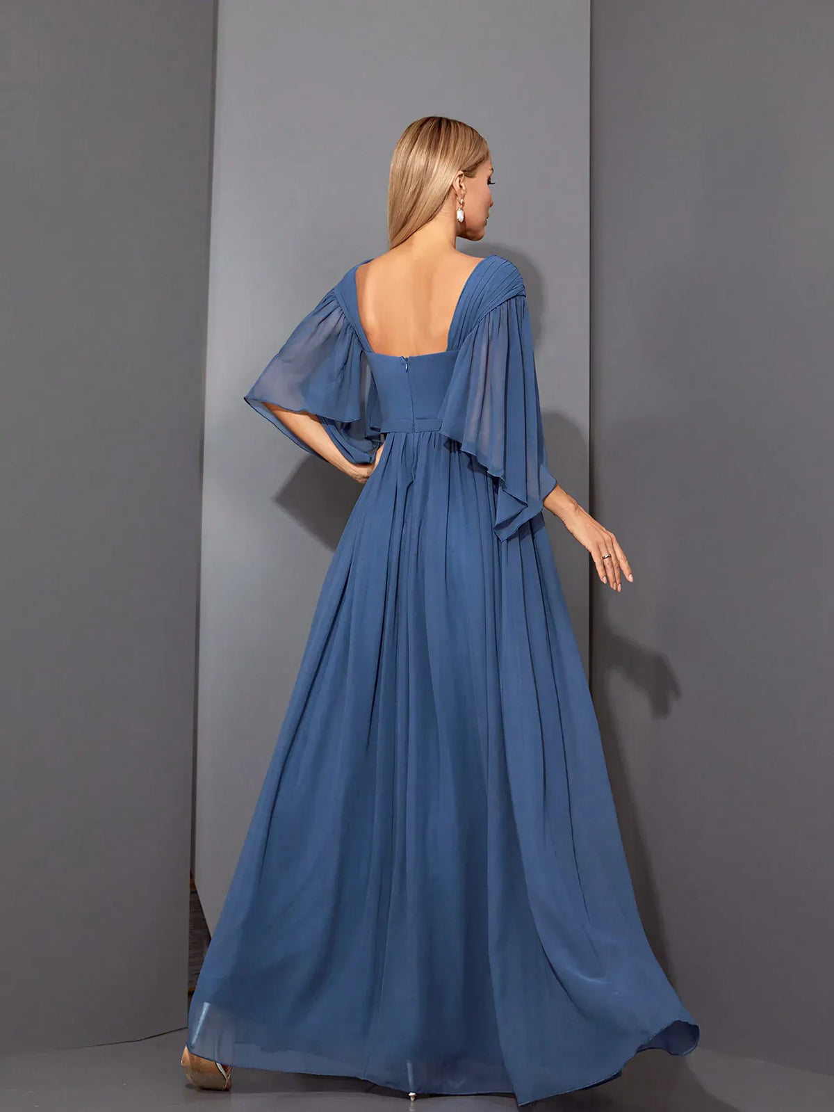 Robe demoiselle d'honneur bleue avec manches flottantes et fente haute