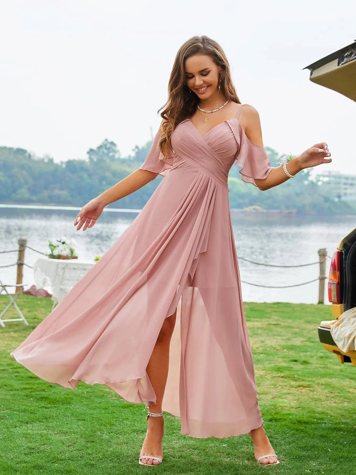 robe demoiselle d'honneur bohème transparente longue évasée manches longues beige élégante