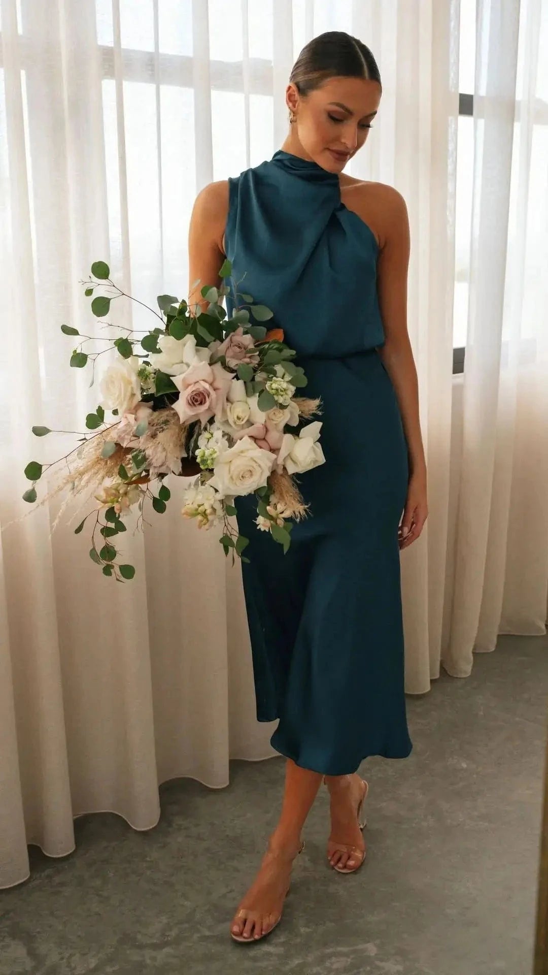 robe demoiselle d'honneur chic midi élégante pour mariage, coupe flatteuse et manches courtes