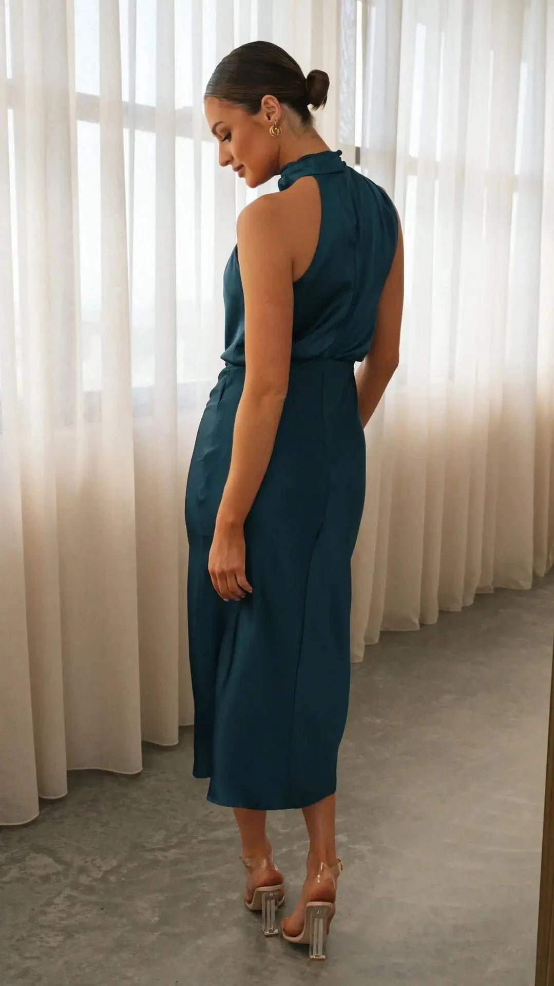 robe demoiselle d'honneur chic midi élégante pour mariage, coupe fluide et intemporelle, manches courtes