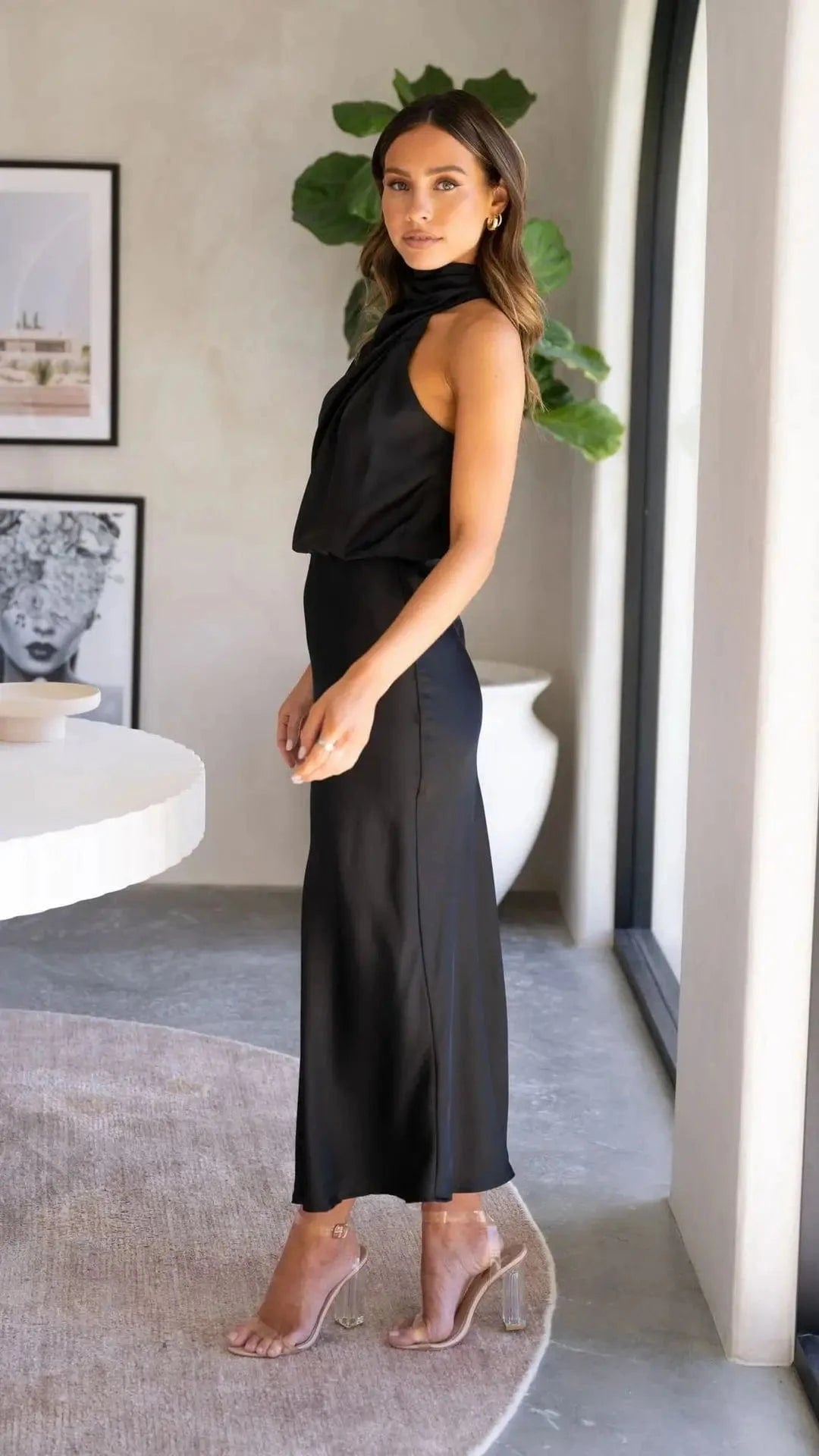 robe demoiselle d'honneur chic midi fluide rose poudré silhouette trapèze manches courtes élégante