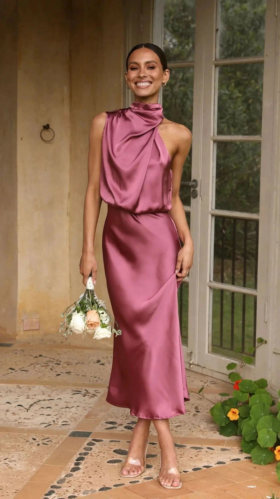 robe demoiselle d'honneur chic midi élégante pour mariage avec coupe trapèze et manches courtes