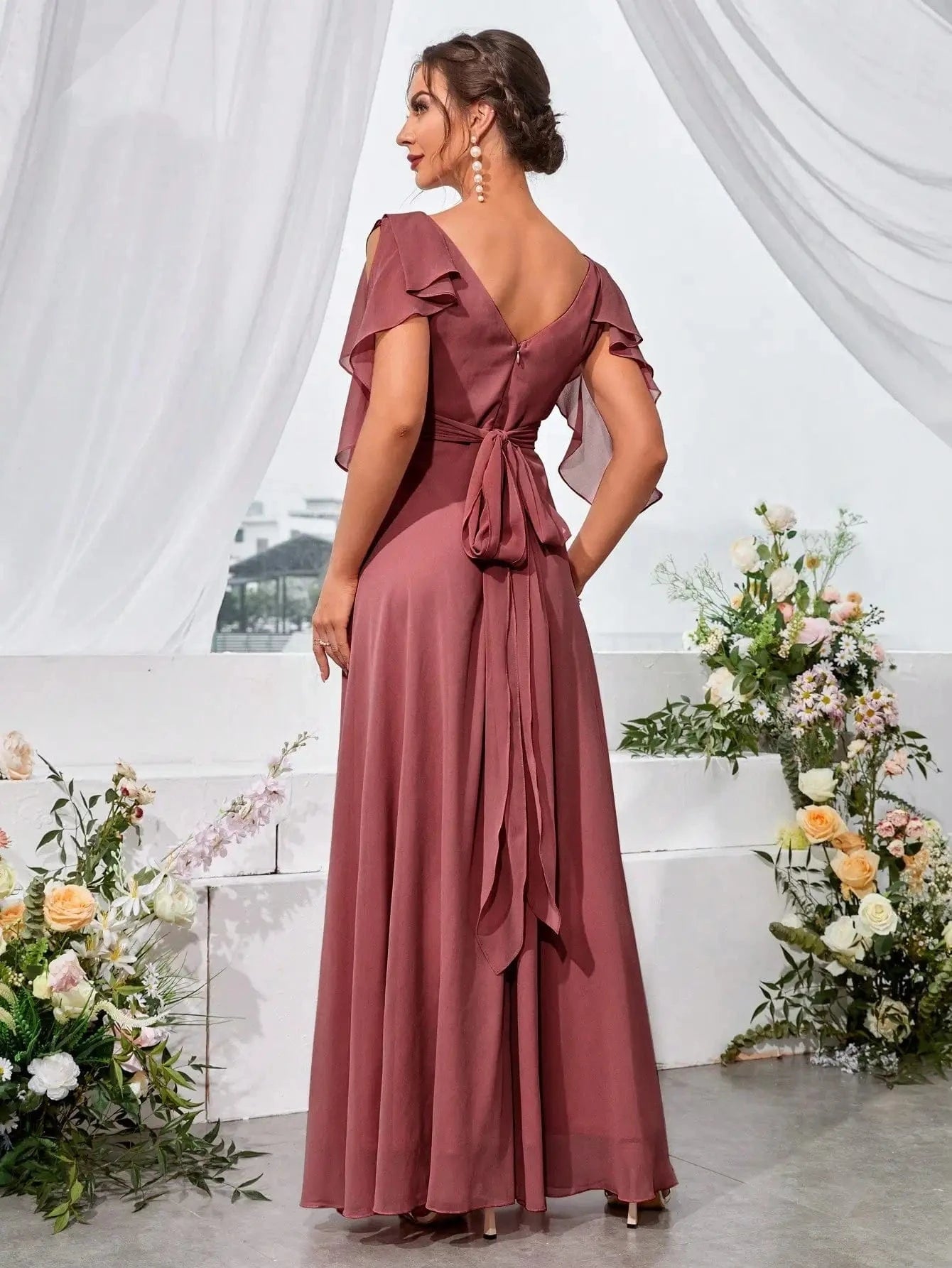 robe demoiselle d'honneur chic longue trapèze col en v sans manches rose poudré élégante et fluide