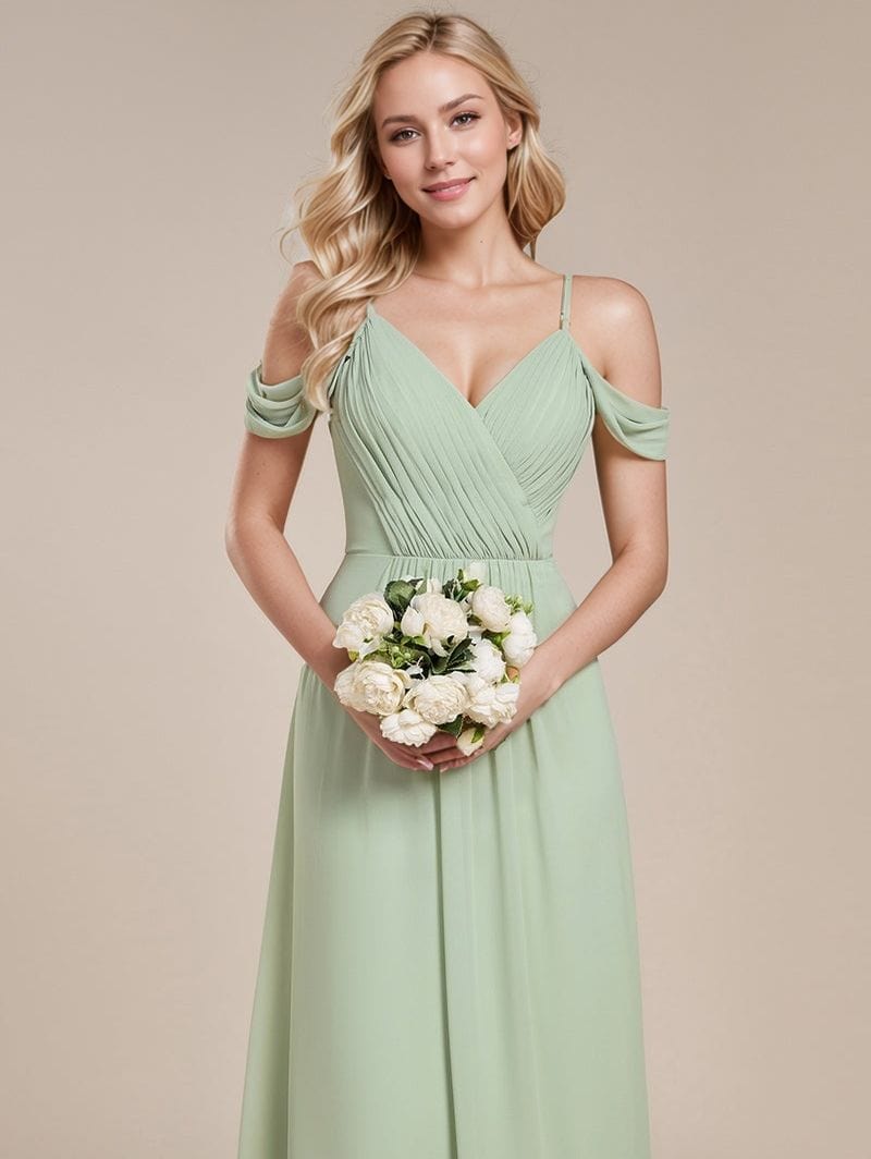 Robe demoiselle d'honneur longue verte décolleté bustier fluide chic pour mariage invité avec bouquet fleurs
