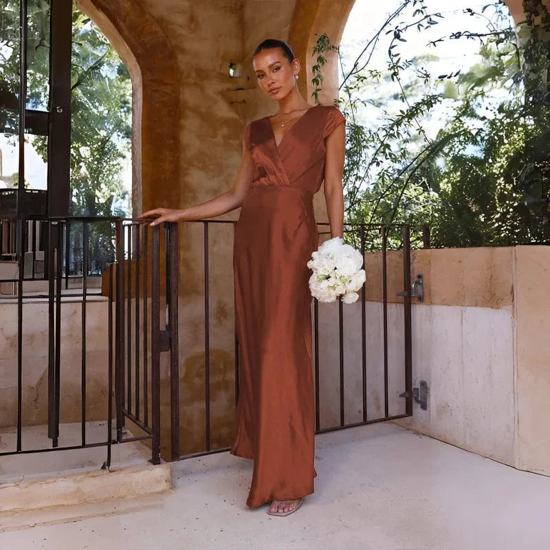 robe demoiselle d'honneur longue terracotta chic avec coupe trapèze fluide et sans manches élégante