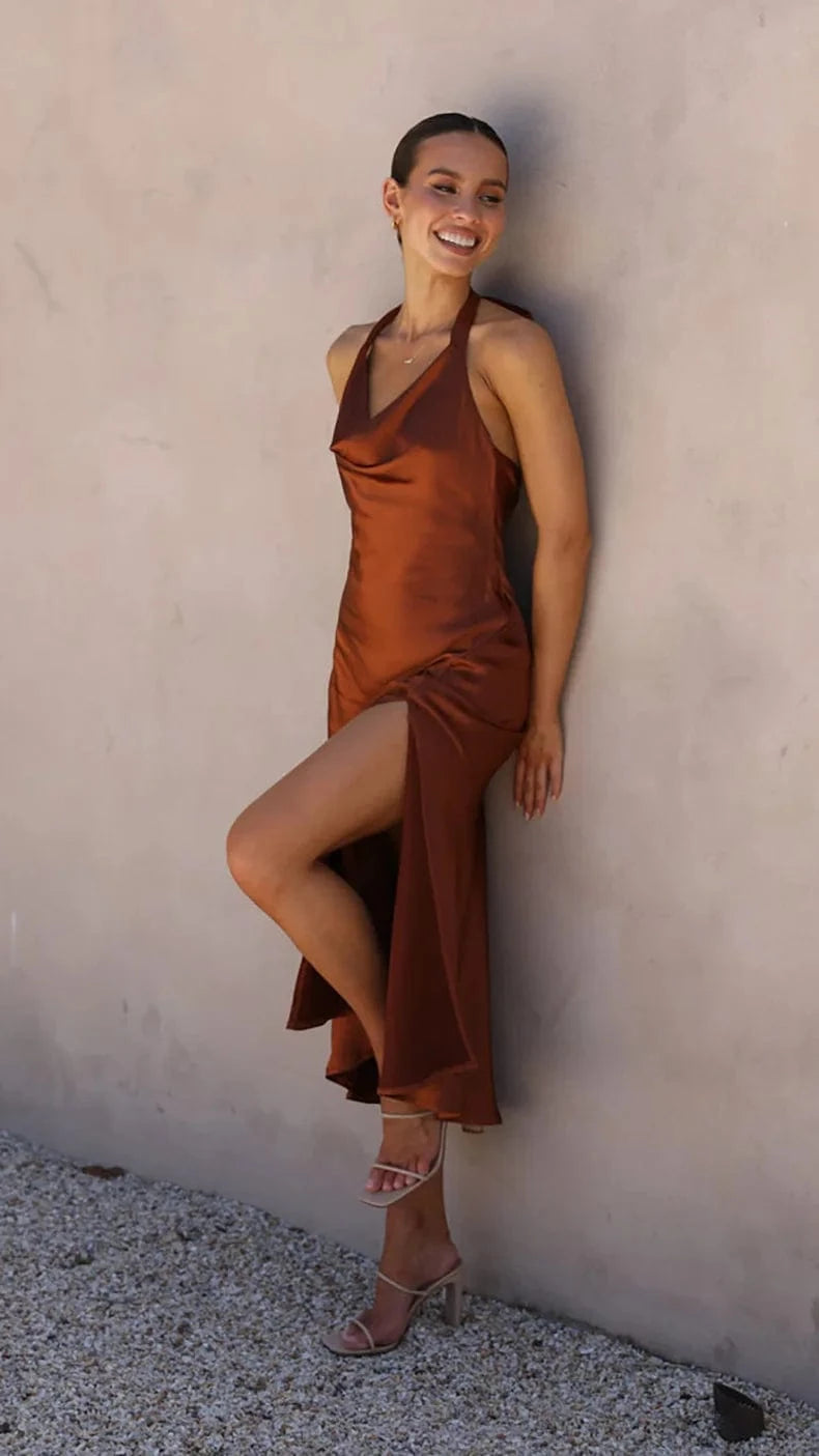 robe demoiselle d'honneur midi dos nu pour mariage chic en été couleur rose poudré sans manches