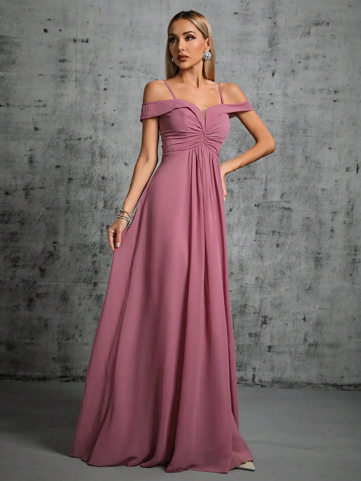 Robe demoiselle d'honneur rose poudré longue, style empire avec épaules dénudées et manches courtes, idéale pour mariage chic.