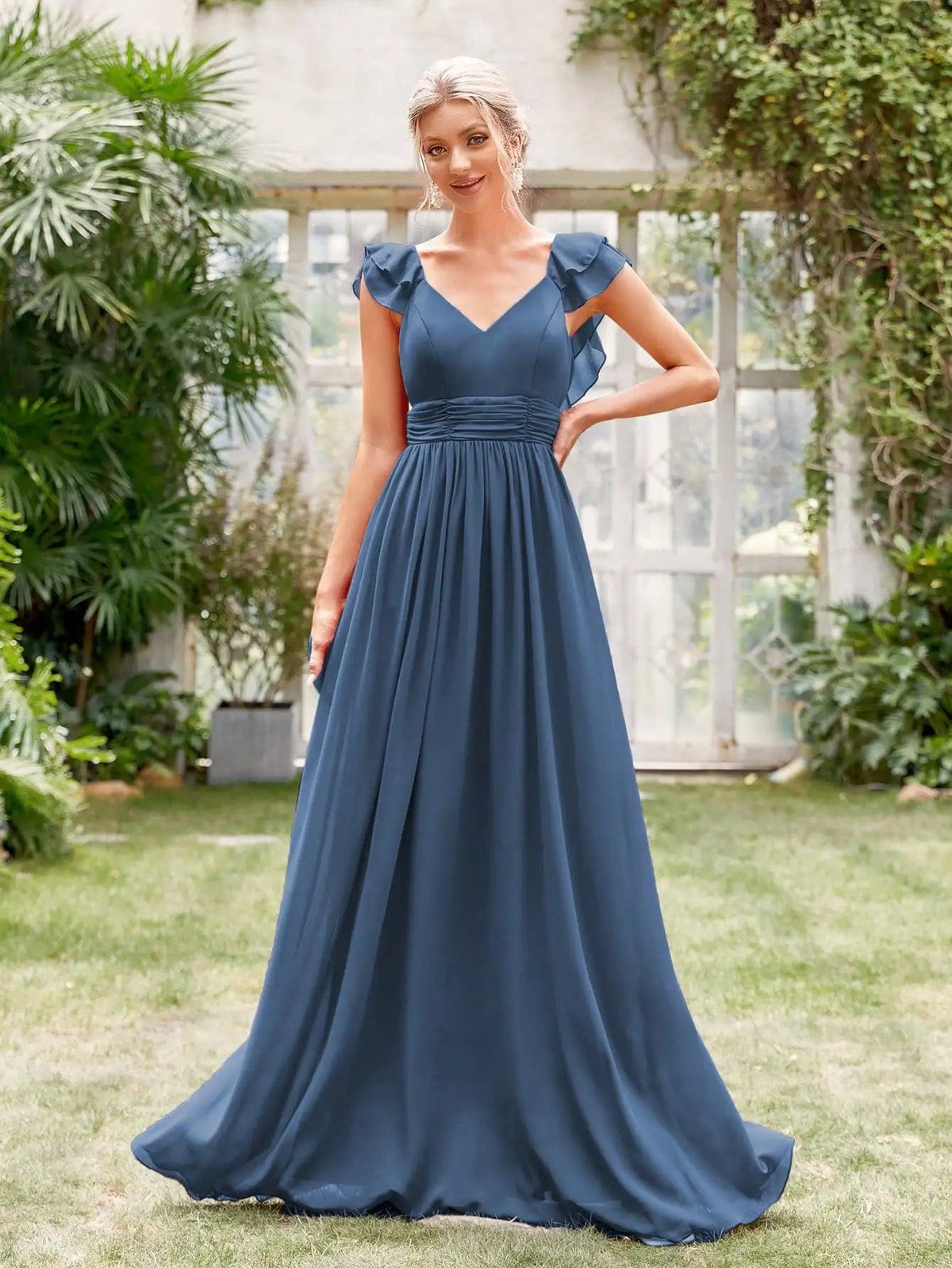Robe demoiselle d'honneur terracotta longue avec manches épaules dénudées et décolleté en V pour mariage chic.