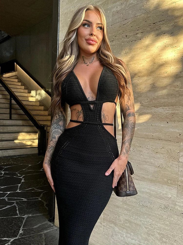 Robe noire dos nu et en maille, style soirée sexy, longueur longue avec manches longues, idéale pour cocktail ou événement chic.