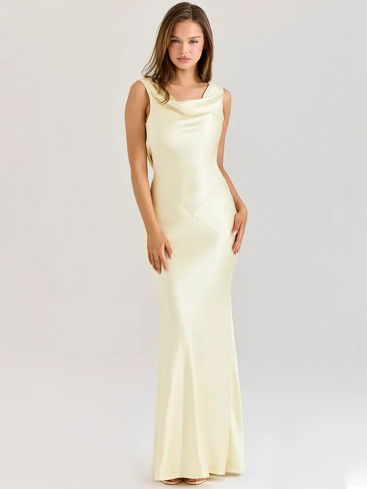 Robe dos nu longue drapée en satin col bénitier sans manches