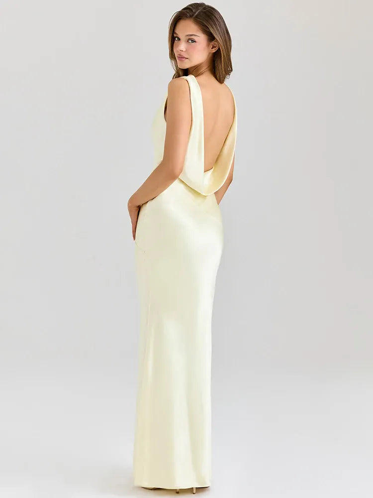 Robe dos nu longue drapée en satin col bénitier sans manches