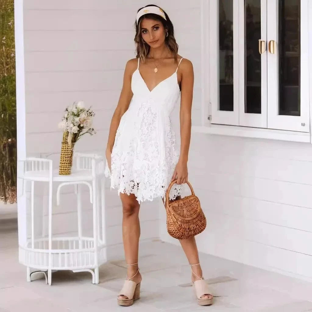 Robe courte blanche bohème été sans manches dentelle décolleté accessoires sac paille casual vacances plage