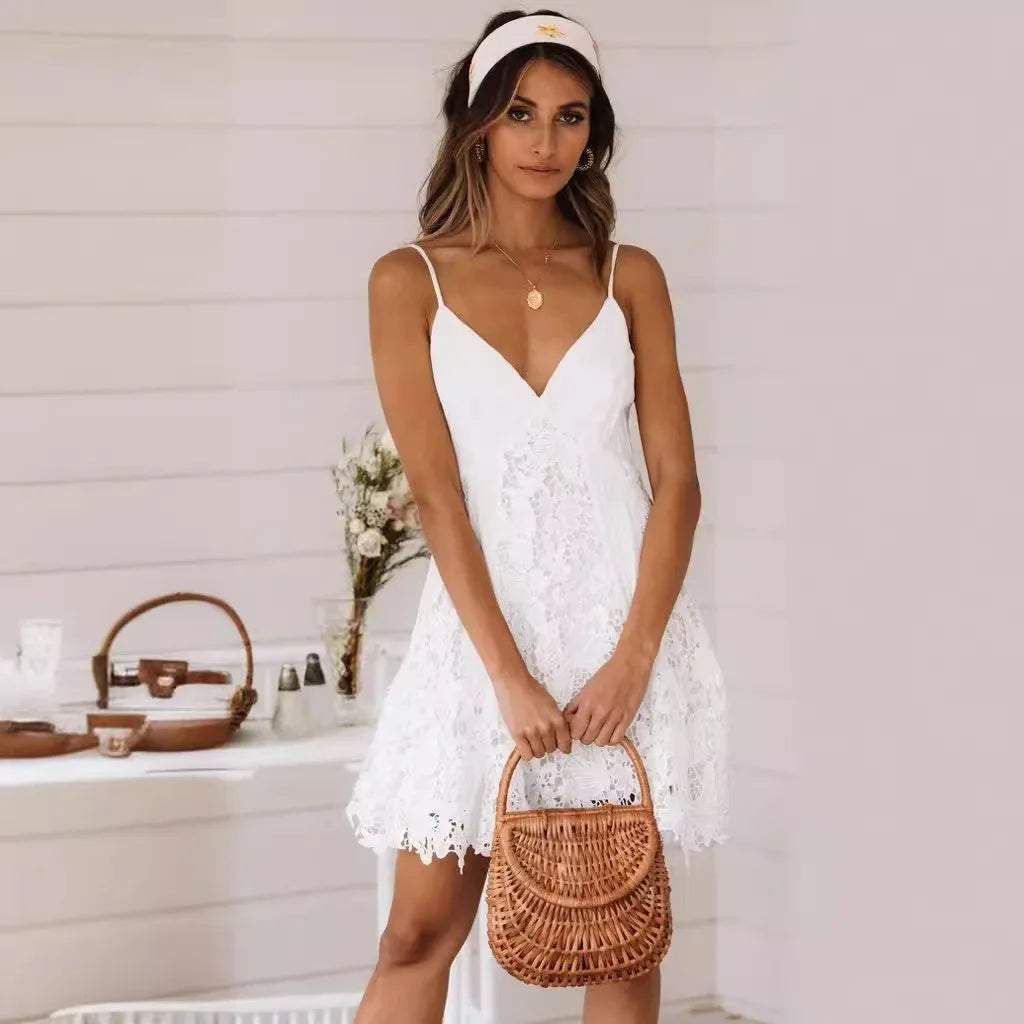 Robe courte blanche été bohème sans manches décolleté dentelle avec sac panier osier femme tendance