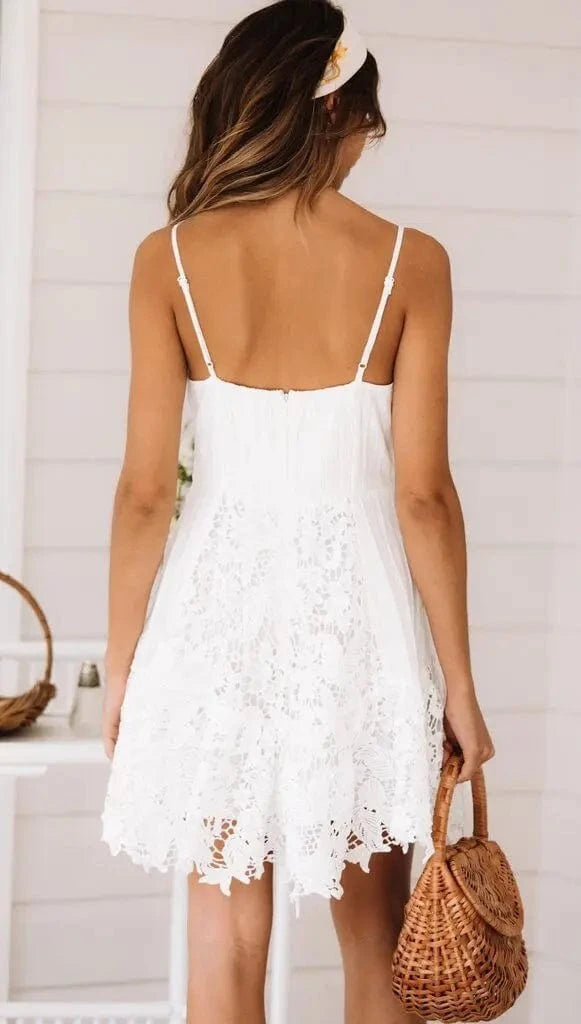 Robe blanche courte dentelle été bohème plage sans manches évasée accessoire sac panier osier