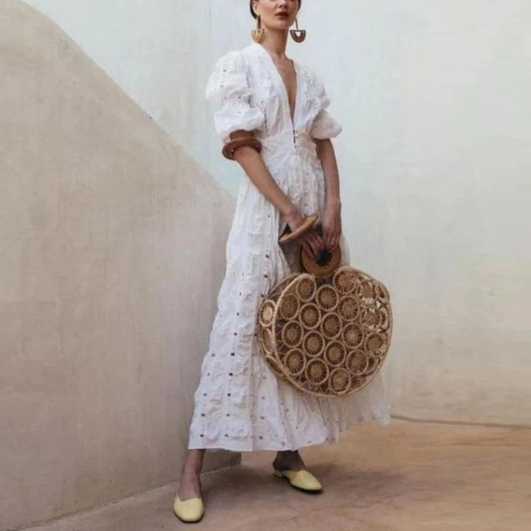 Robe longue blanche bohème été manches courtes, silhouette trapèze, sac rond en osier accessoire tendance