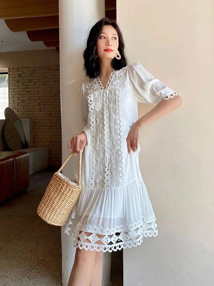 Robe blanche courte bohème été manches courtes dentelle élégante avec sac en osier parfait pour la plage