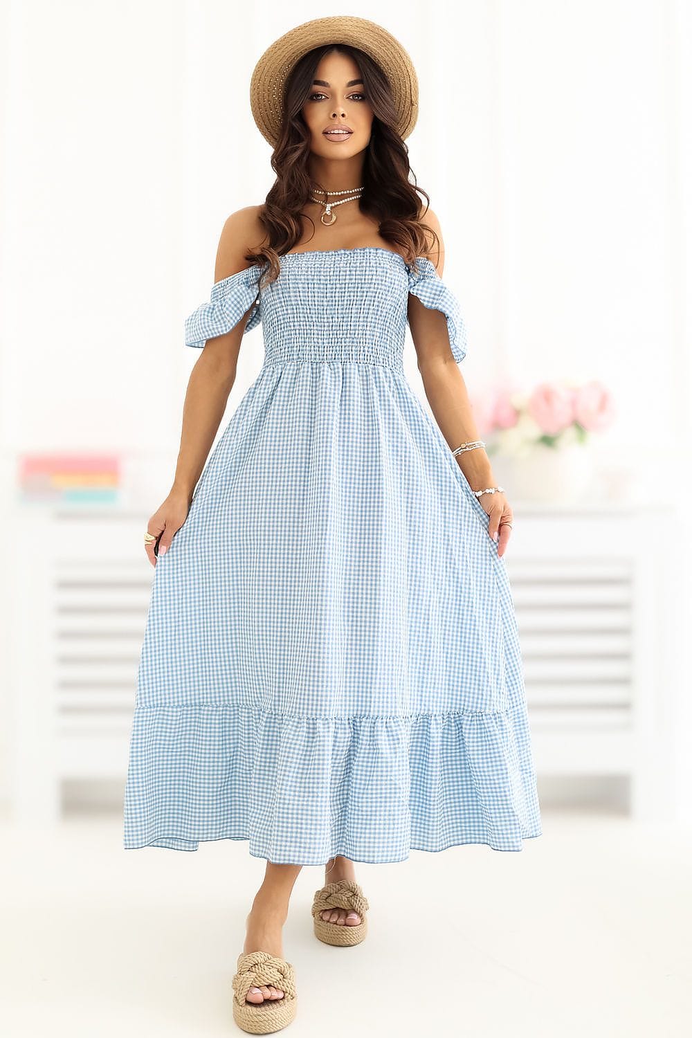 Robe été bohème longue bleue épaules dénudées à carreaux en coton, idéale pour la plage avec chapeau