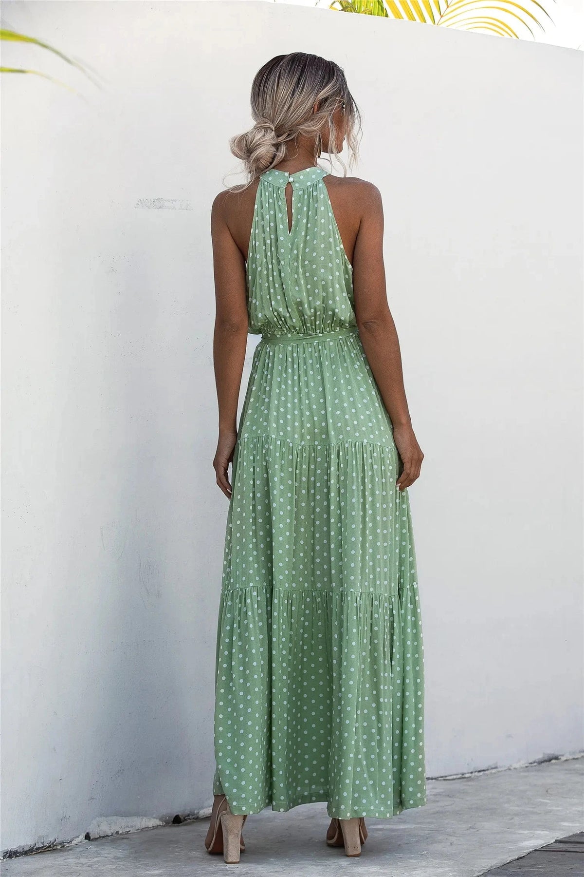 Robe été longue bohème verte pois fluide sans manches dos nu idéale pour plage ou mariage invité