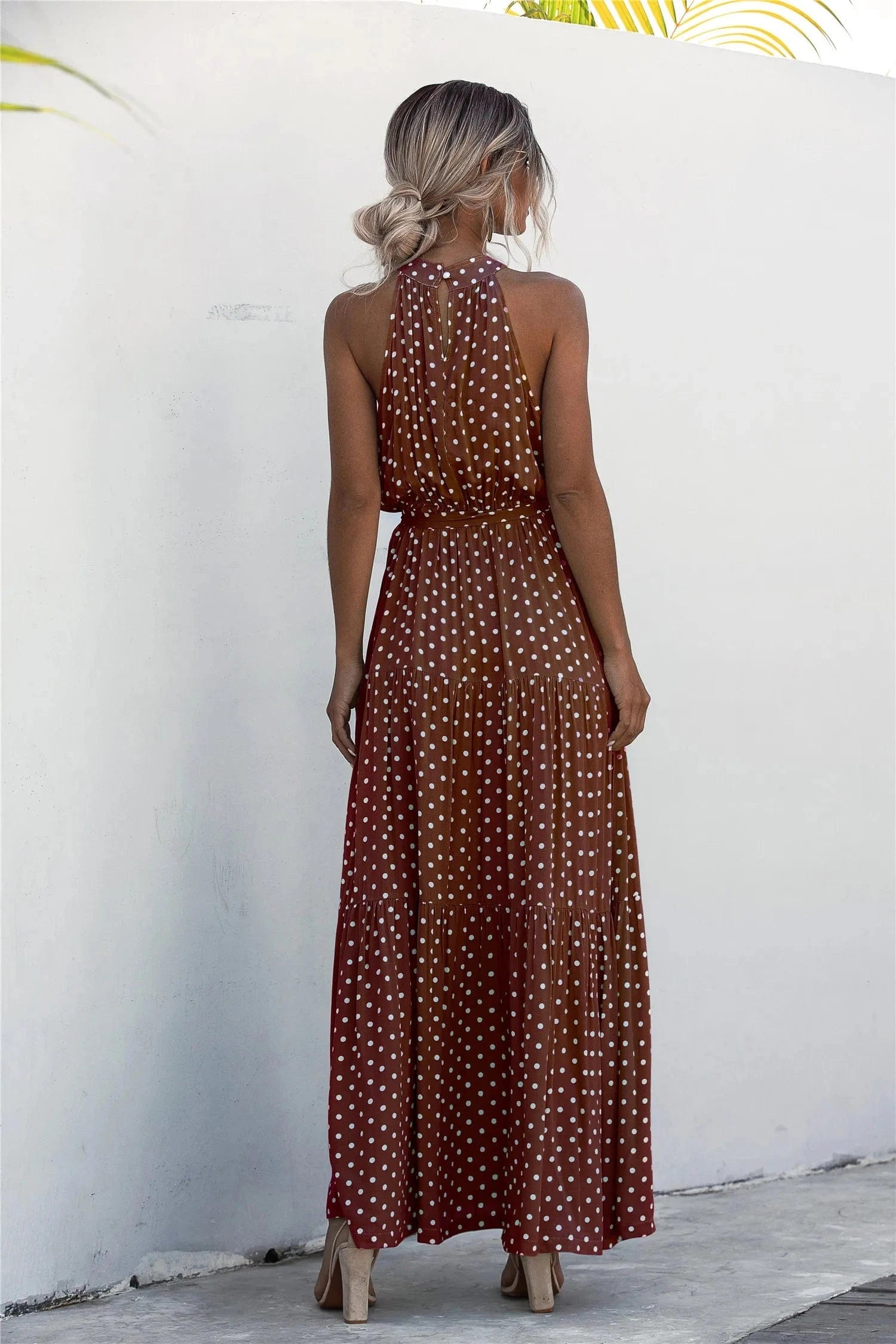 Robe été bohème longue marron à pois blancs dos nu sans manches fluide parfaite pour plage ou soirée