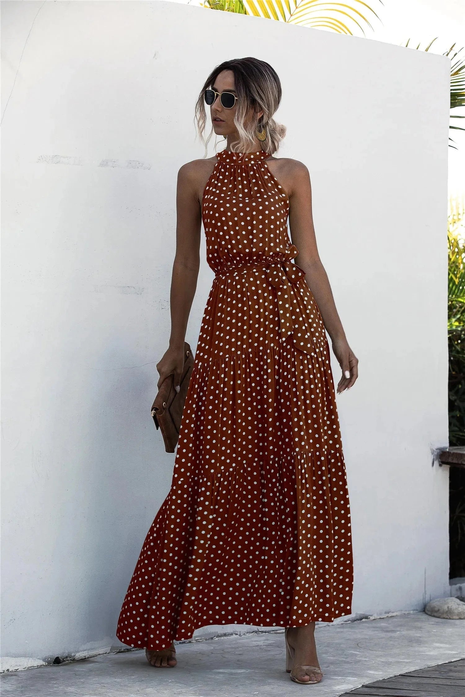 Robe longue terracotta bohème été à pois sans manches, silhouette évasée avec ceinture nouée à la taille