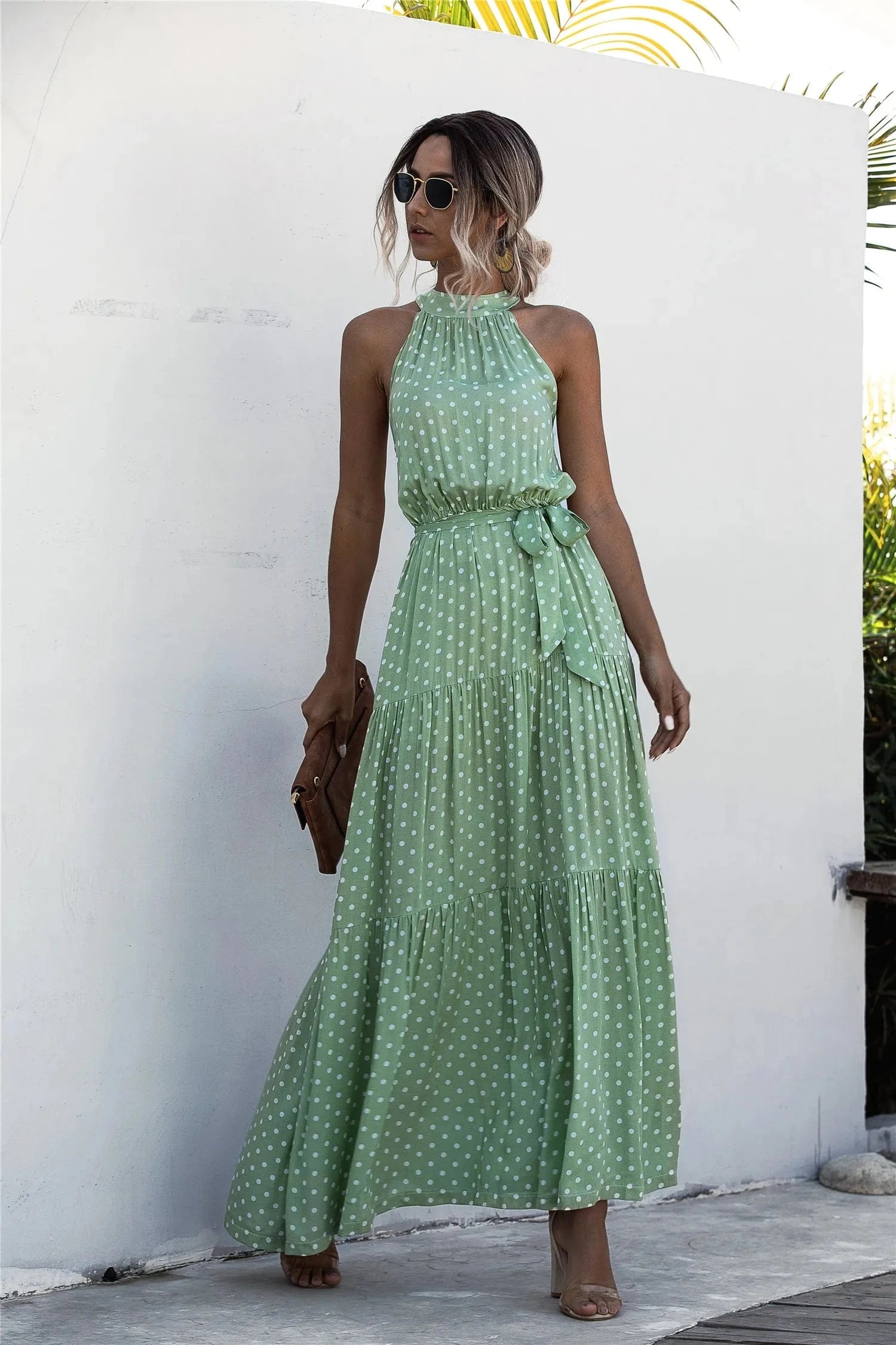 Robe été bohème longue verte à pois silhouette évasée sans manches idéale plage ou mariage invité