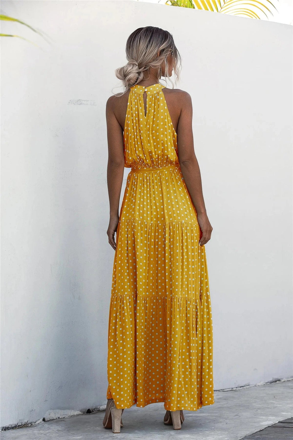 Robe été bohème longue jaune à pois dos nu sans manches, idéale pour plage ou soirée décontractée