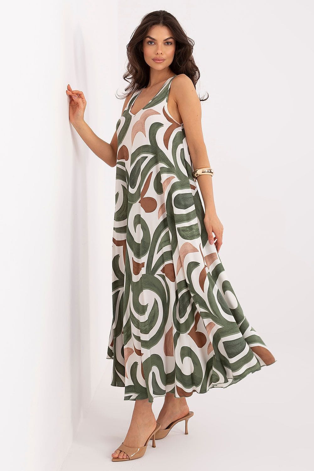 Robe longue été bohème fluide verte et marron sans manches imprimé abstrait, idéale pour plage ou occasion décontractée
