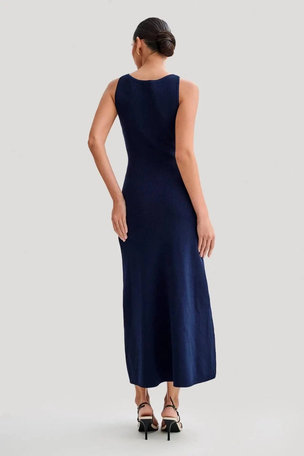 robe été chic longue moulante boutonnée sans manches couleur beige pour soirée ou baptême élégant