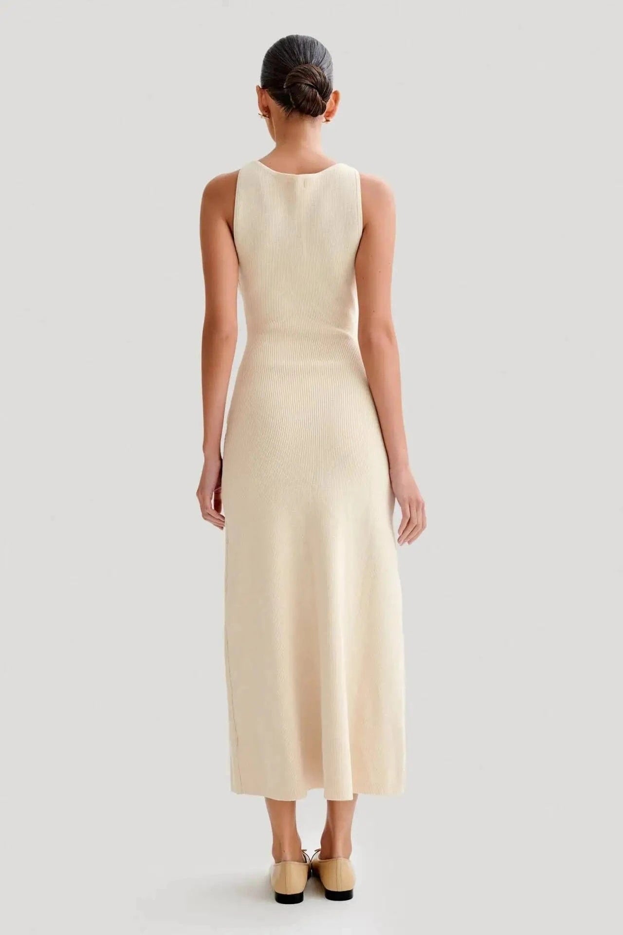 robe été chic longue moulante boutonnée sans manches pour soirée élégante ou cocktail en bord de mer