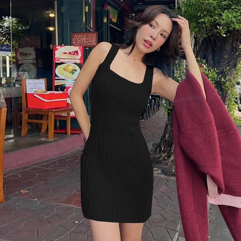 Robe courte noire moulante sans manches casual été décolleté femme tendance idéale pour sortie terrasse