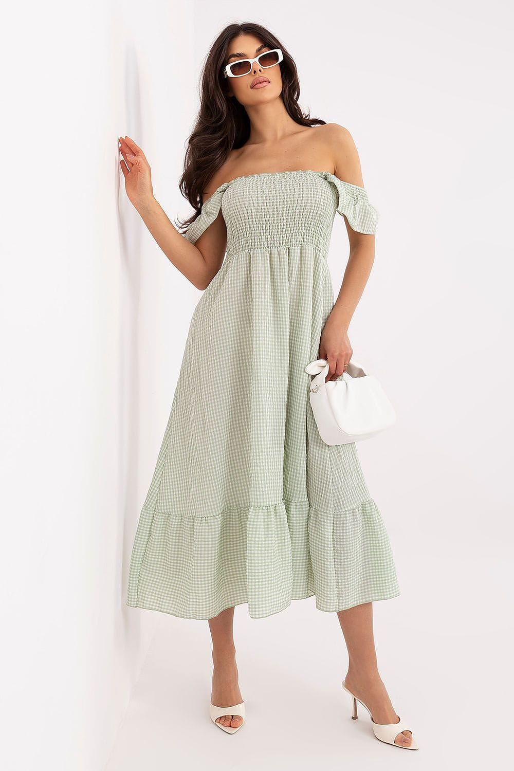 Robe été bohème verte longue épaules dénudées trapèze femme accessoire sac blanc élégant sandales