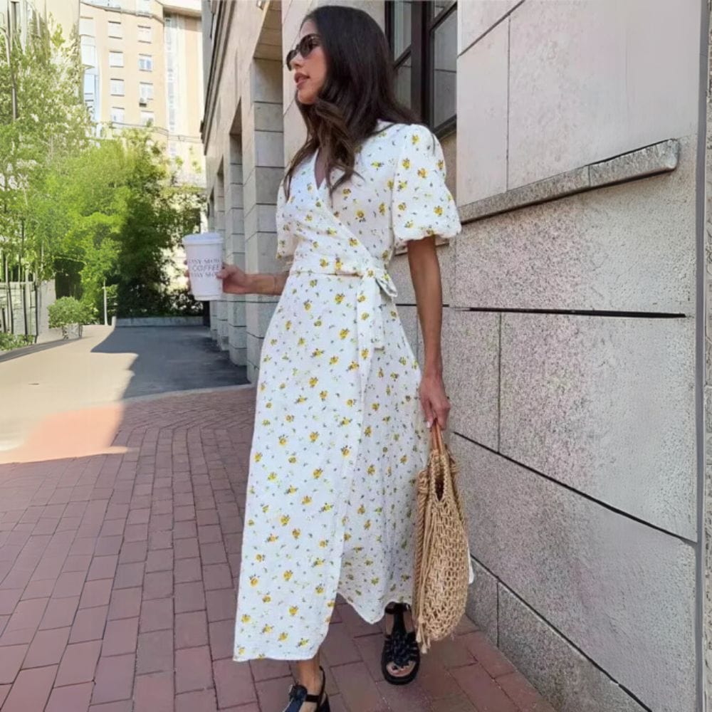 Robe été fleurie chic longue blanche et jaune occasion plage avec manches courtes et silhouette trapèze
