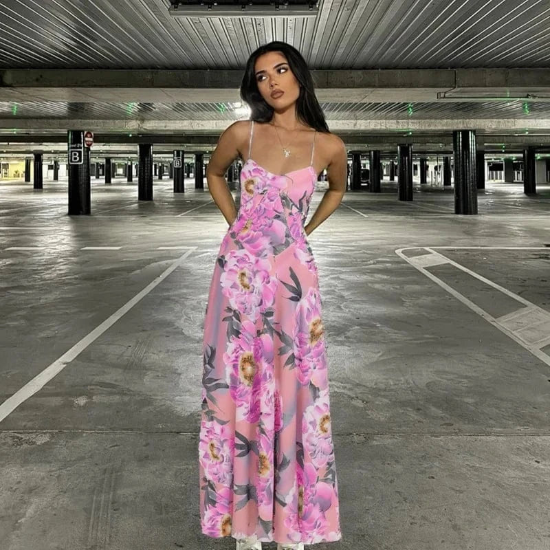 Robe longue fleurie été bohème rose à fines bretelles, idéale pour une soirée chic ou un mariage invité