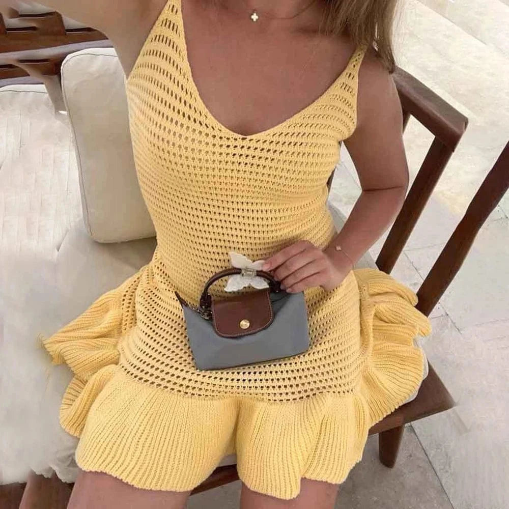 Robe courte jaune en maille crochet été fluide sans manches style plage avec mini sac à main élégant