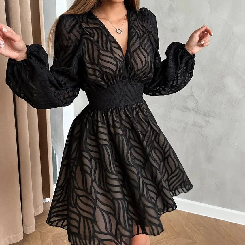 Robe de soirée chic noire courte manches longues effet transparent évasée parfaite pour cocktail élégant