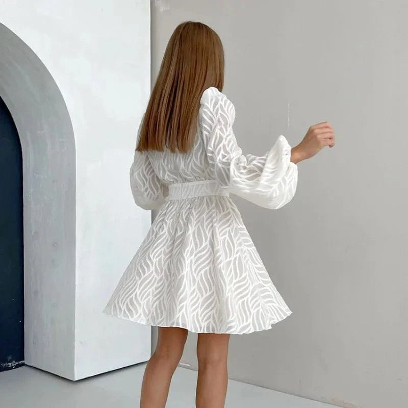 Robe courte blanche manches longues chic été silhouette évasée parfaite pour soirée ou cocktail