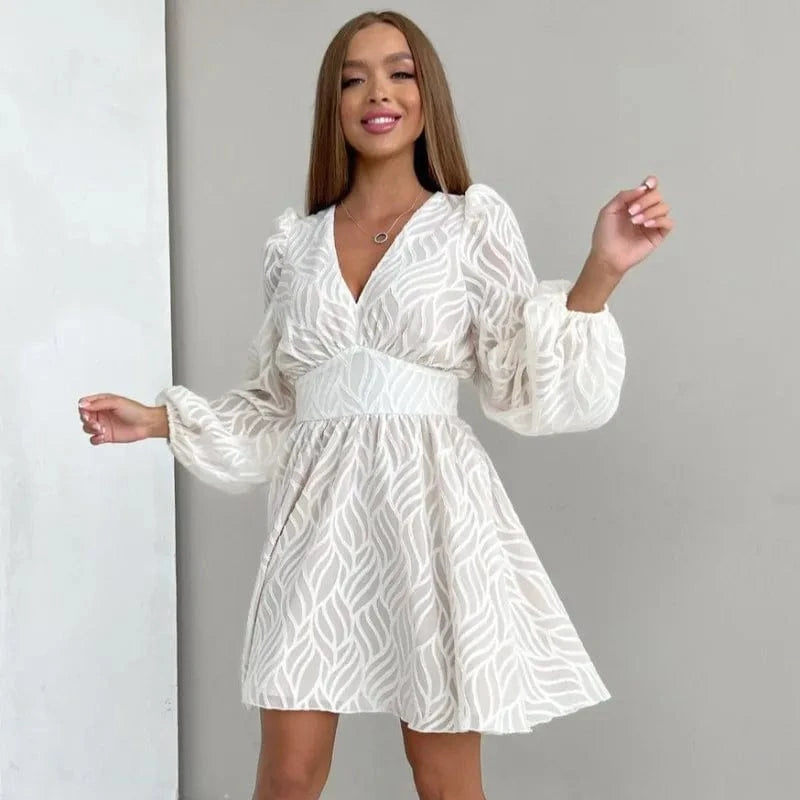 Robe blanche courte évasée manches longues chic idéal pour invité mariage été style bohème élégant