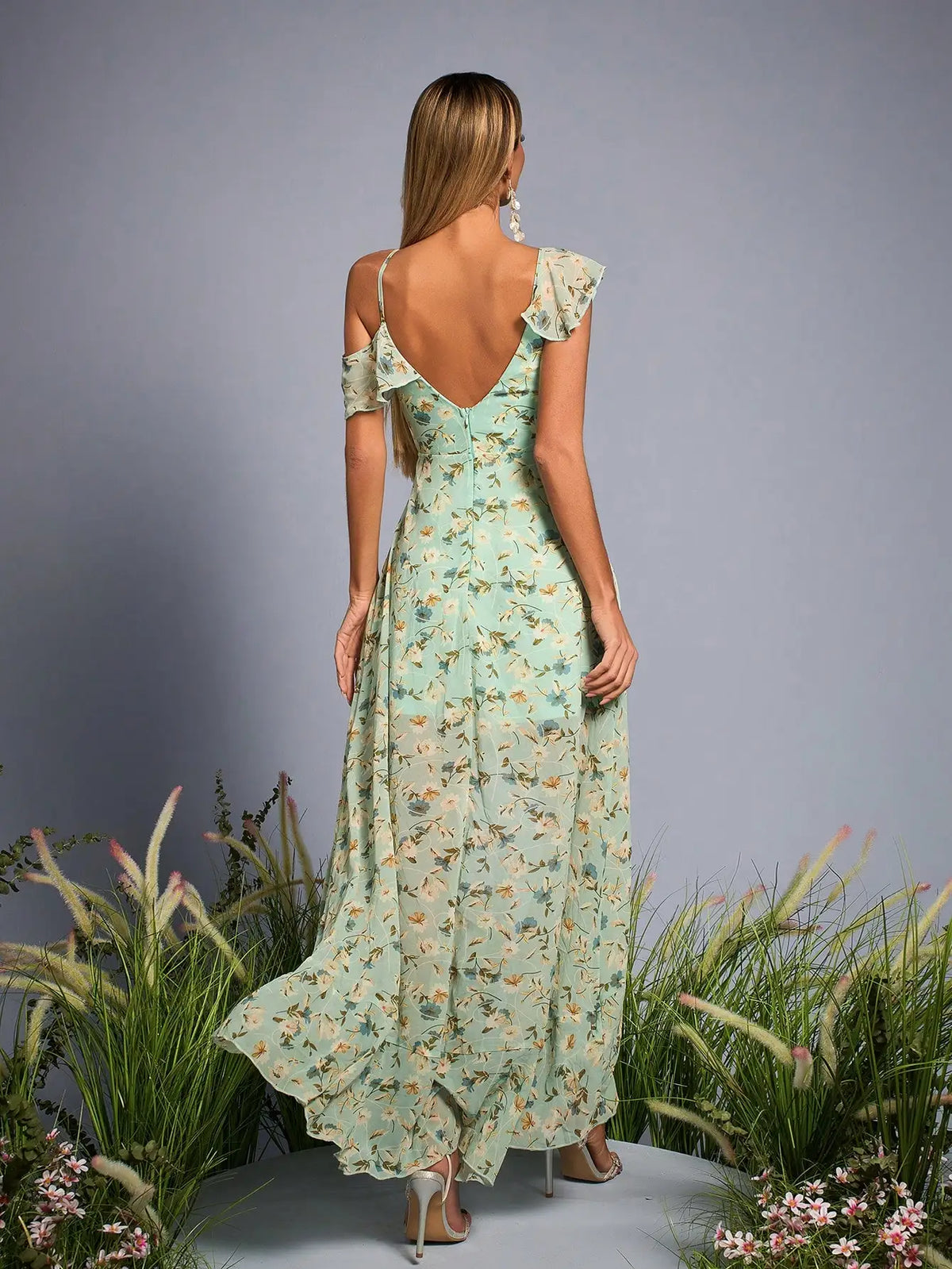 Robe fleurie asymétrique à épaules dénudées