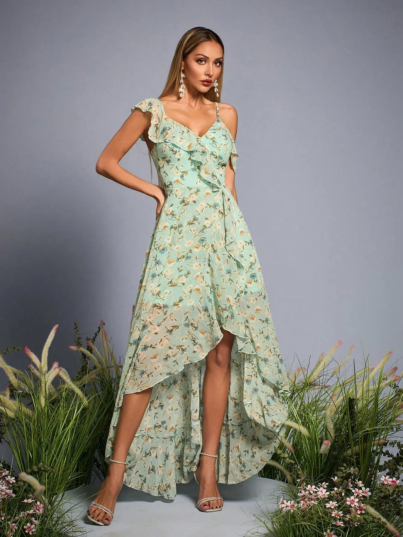 Robe fleurie asymétrique à épaules dénudées