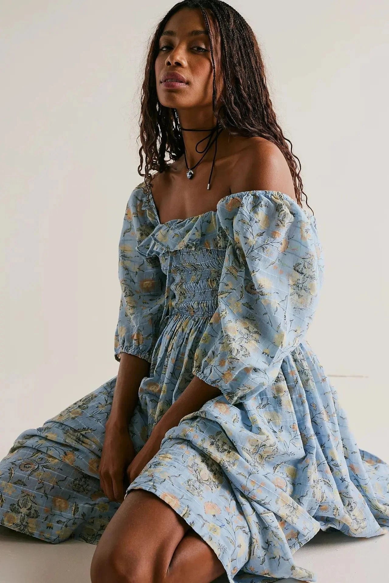 Robe été bohème fleurie bleu manches courtes épaules dénudées longueur midi style fluide casual