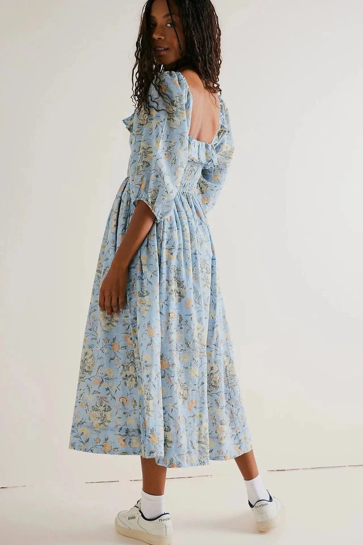 Robe été bohème fleurie bleue midi manches longues dos nu coupe trapèze idéale mariage invité