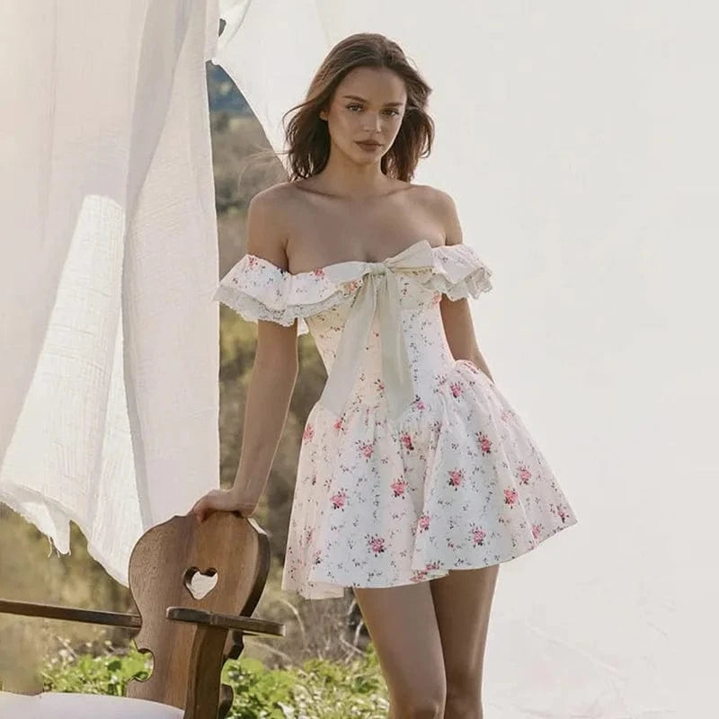 Robe courte blanche fleurie bohème été épaules dénudées pour invitée mariage champêtre, style chic et tendance