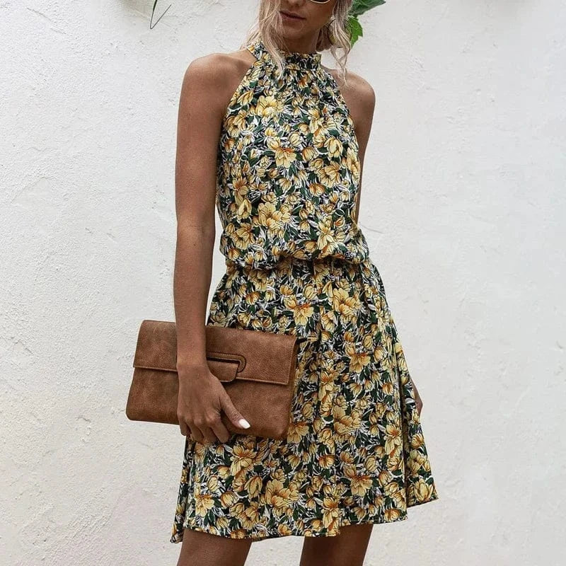 robe courte fleurie col halter idéale pour un anniversaire d’été, style bohème chic et sans manches