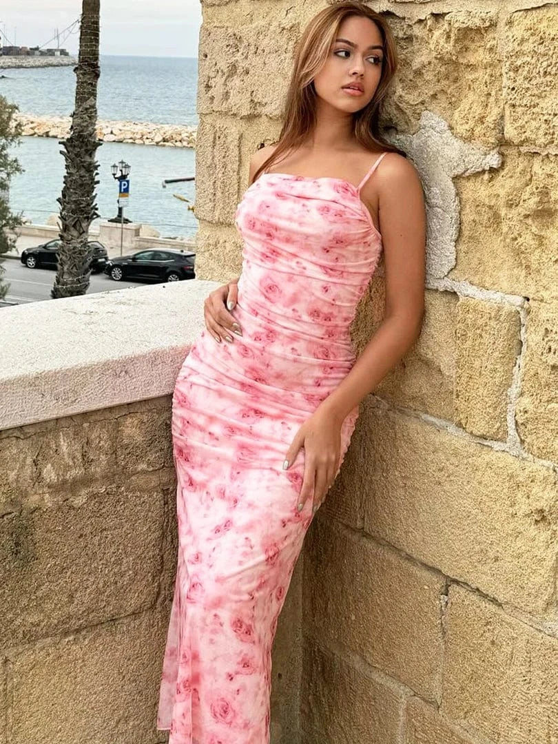 Robe longue fleurie bohème rose pour soirée été, élégante et fluide, idéale invitée mariage vue mer