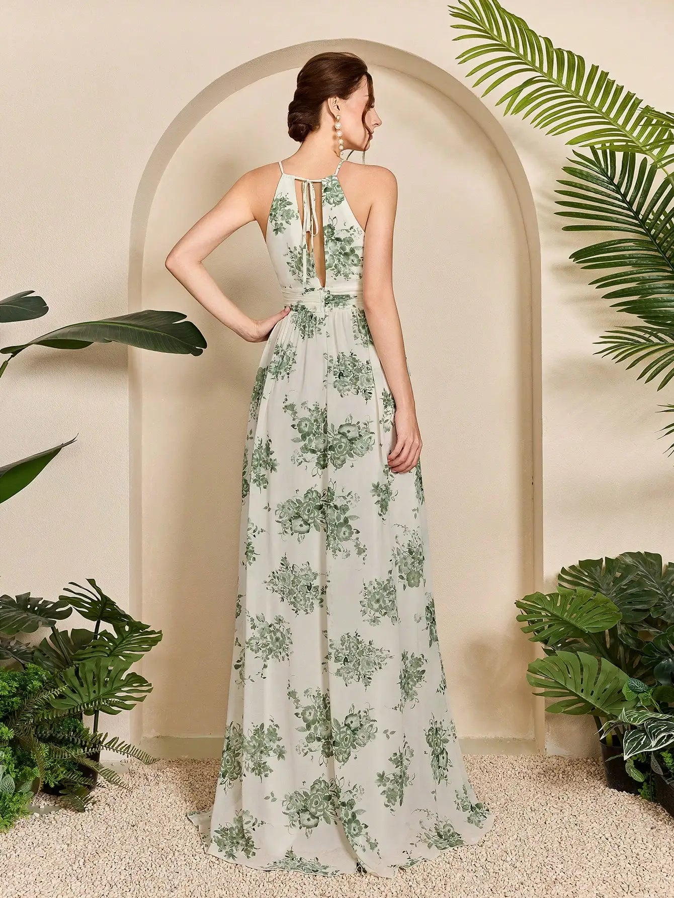 Robe fleurie longue fendue sans manches