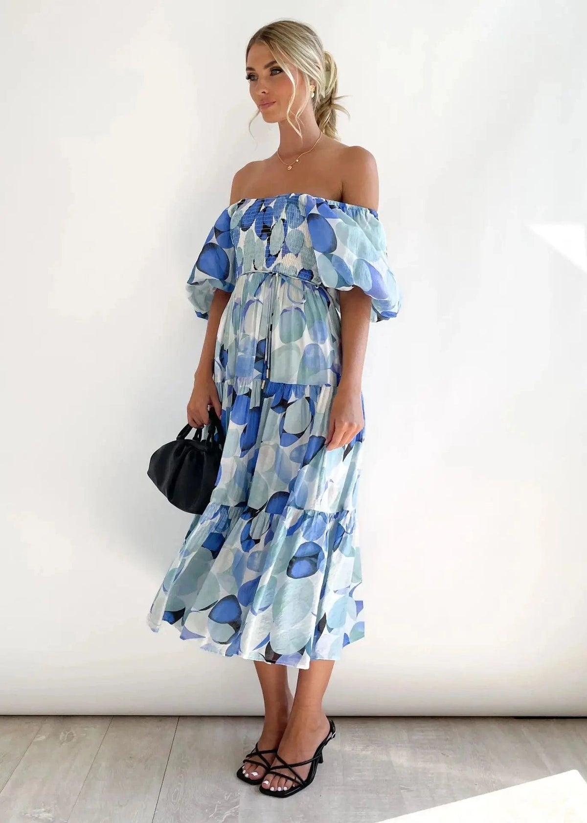 robe fleurie midi épaules dénudées idéale pour un mariage invité bohème, coupe trapèze été élégante