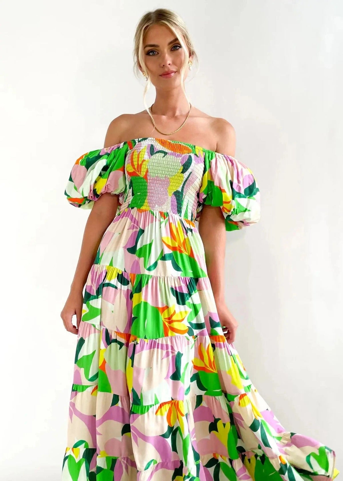 robe fleurie midi épaules dénudées parfaite pour un mariage champêtre ou une soirée bohème d’été