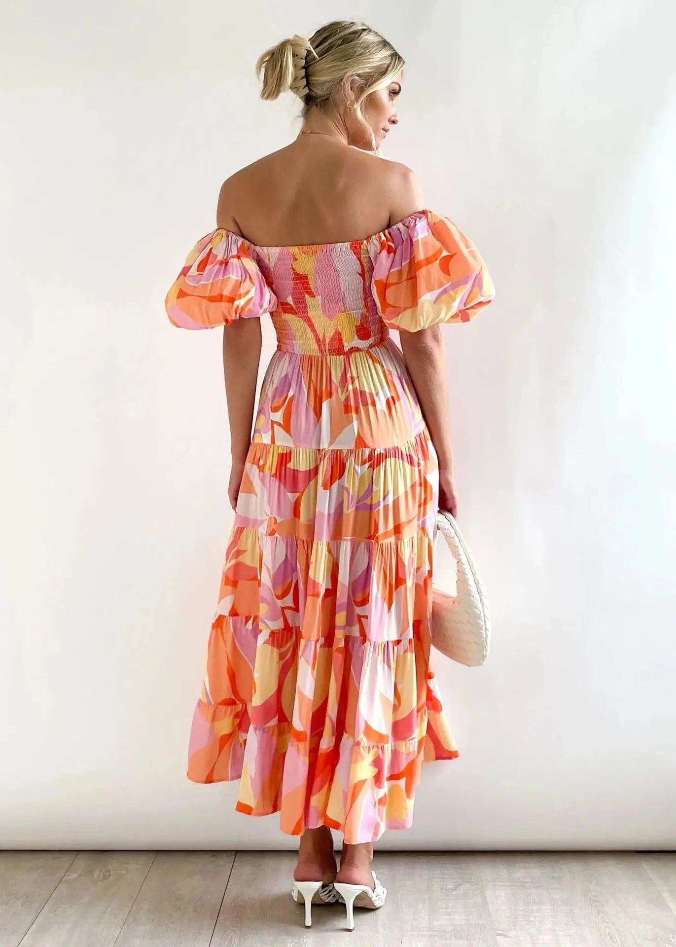robe fleurie midi épaules dénudées idéale pour un look bohème chic lors d’un mariage estival