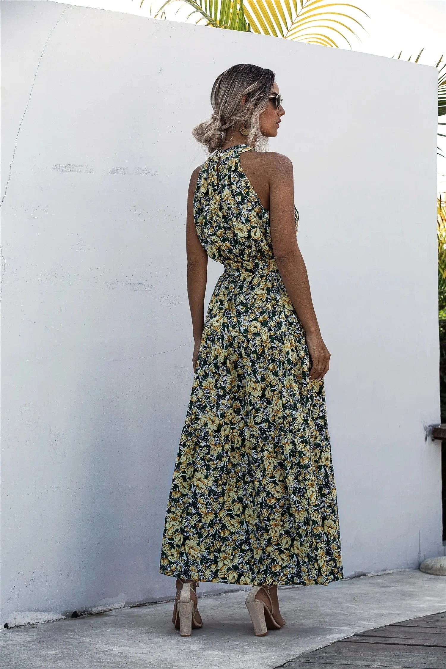 Robe été bohème longue fleurie sans manches pour plage ou mariage invité, fond noir imprimé jaune élégant